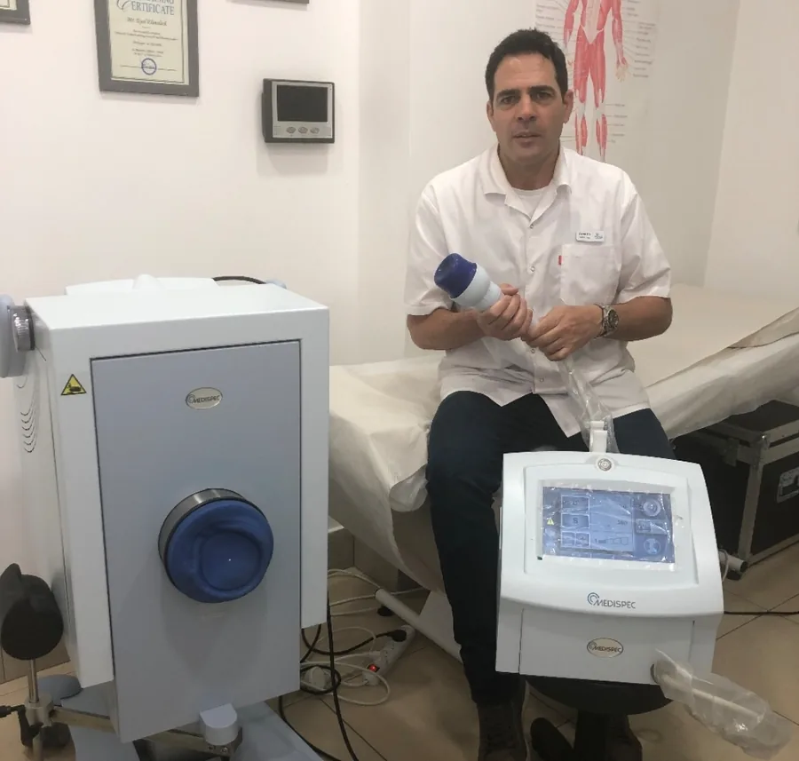 אייל אלימלך עם מכשירי גלי הלם של Medispec